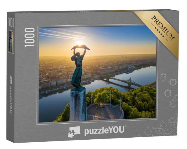 Puzzel 1000 stukjes „Hongaars Vrijheidsbeeld en Liberty Bridge bij zonsopgang“