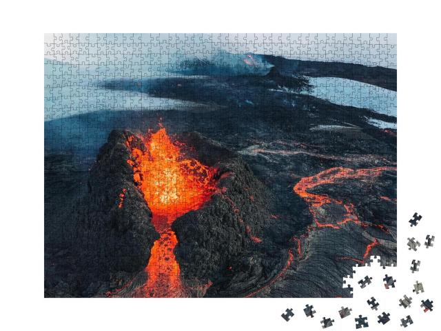 Puzzle 1000 Teile „Island: Vulkanausbruch 2021, Vulkan Fagradalsfjall im Tal Geldingadalir“