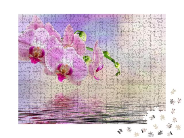 Puzzle 1000 Teile „Zarte Orchideenblüte über spiegelglattem Wasser“