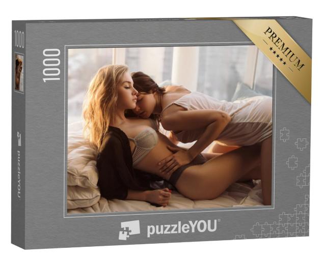 Puzzel 1000 stukjes „Sexy: Twee jonge vrouwen spelen in bed“