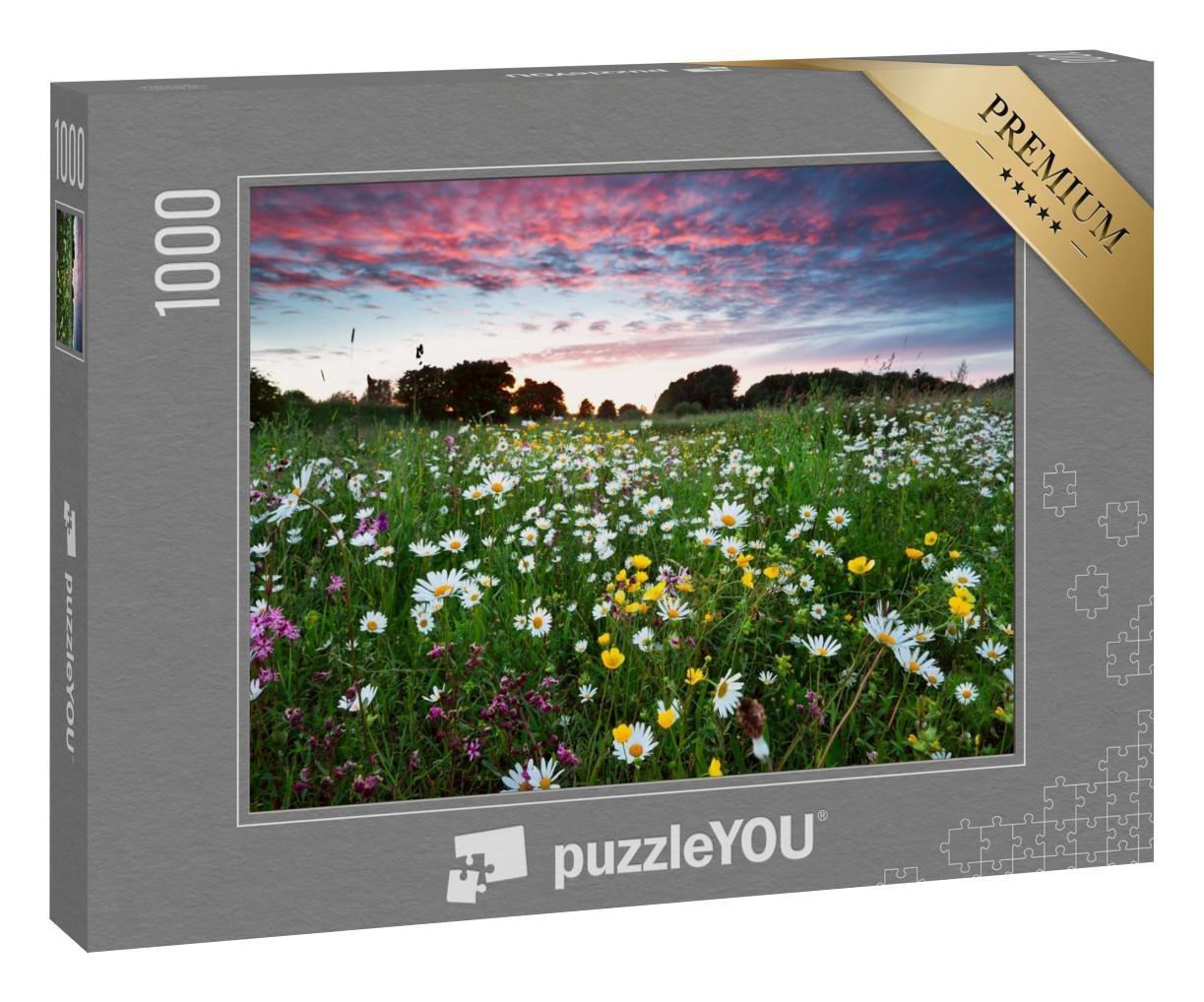 Puzzle 1000 Teile „ Sommer-Wildblumen auf der Wiese bei Sonnenuntergang“