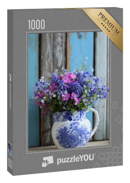 Puzzle 1000 Teile „Blau und rosa Bouquet, Vintage-Blumenstrauß vor rustikalem Hintergrund“