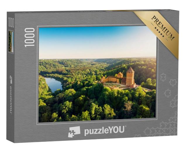 Puzzel 1000 stukjes „Luchtfoto van het kasteel Turaida en de rivier Gauja, Letland“