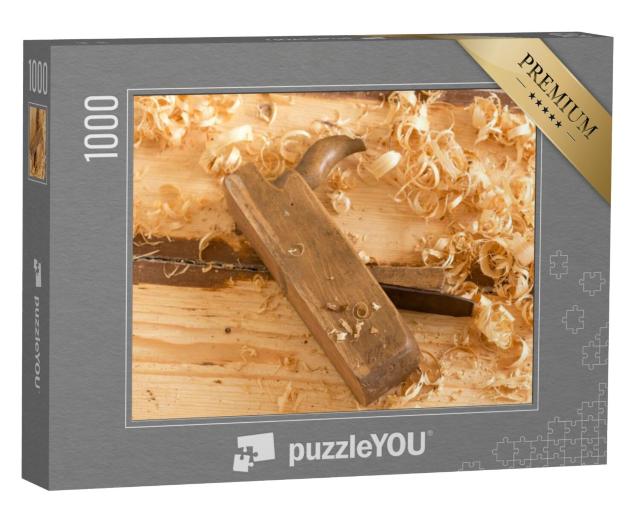 Puzzel 1000 stukjes „Afgedankte oude houten handschaaf voor houtbewerking met houtkrullen.“