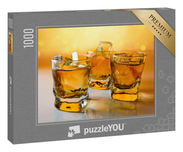 Puzzle 1000 Teile „Drei Gläser Whisky mit Eis, verschwommener Hintergrund“