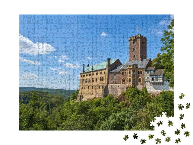 Puzzle 1000 Teile „Die Wartburg auf einem begrünten Hügel unter blauem Himmel und Sonnenlicht“