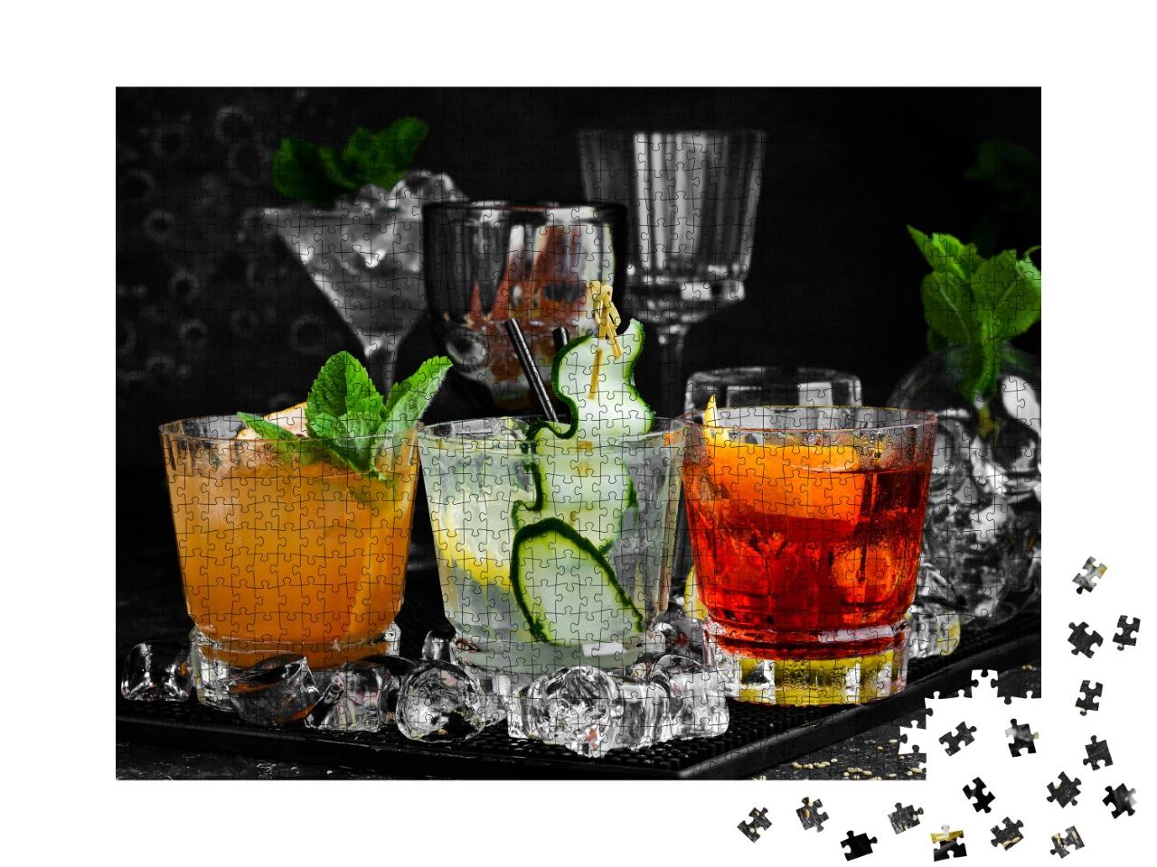 Puzzle 1000 Teile „Set von bunten Cocktails in Gläsern an der Bar“