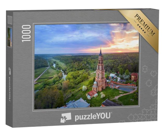 Puzzel 1000 stukjes „Klokkentoren op Ivanova Gora, Glubokovo aan de Nara rivier, Moskou Oblast, Rusland“