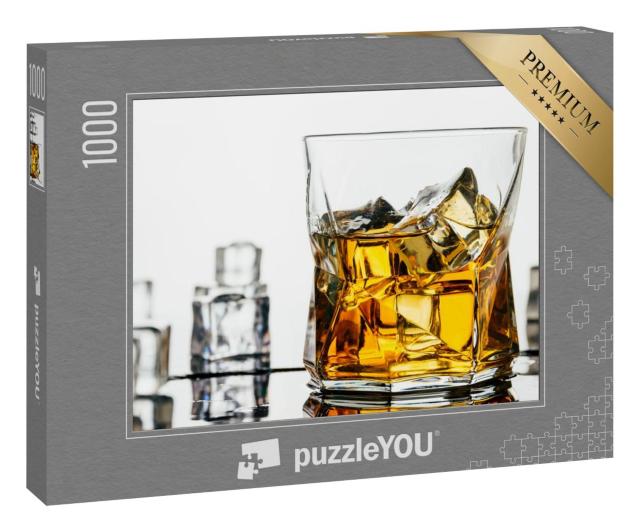 Puzzle 1000 Teile „Glas Alkohol mit Eiswürfeln vor weißem Hintergrund“