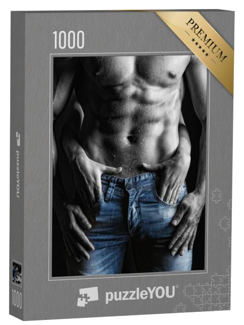 Puzzel 1000 stukjes „Sexy: Haar handen op zijn jeans“