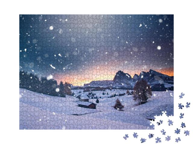 Puzzle 1000 Teile „Kleine winterliche Hütte im magischen Sonnenuntergang, Seiser Alm, Italien“