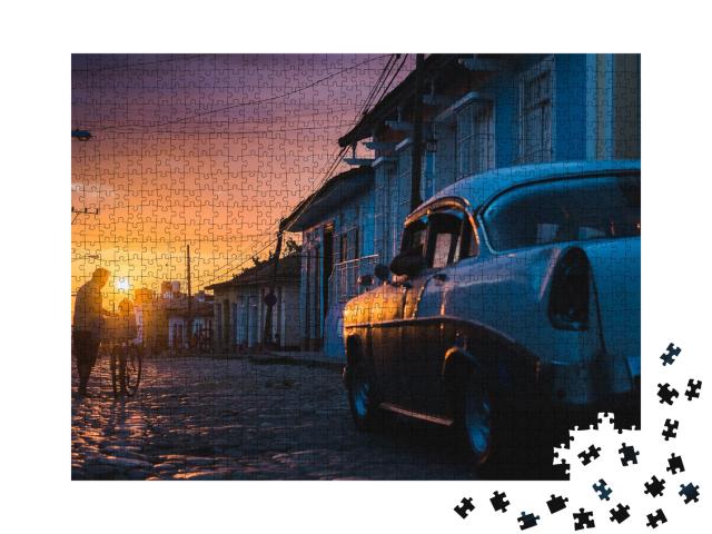 Puzzle 1000 Teile „Kubanischer Straßen-Sonnenuntergang mit Oldtimer in Trinidad, Kuba“