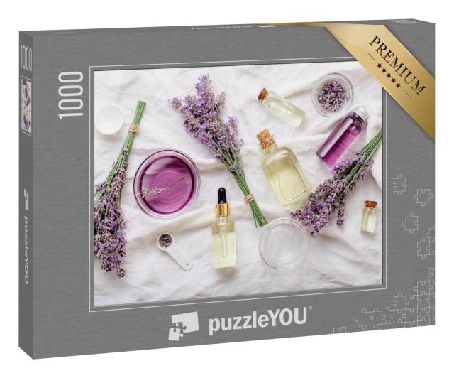 Puzzle 1000 Teile „Lavendelölserum und Lavendelblüten auf weißem Stoff, Spa, Schönheit“