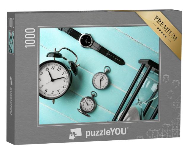 Puzzel 1000 stukjes „Diverse klokken op een lichtblauwe tafel“