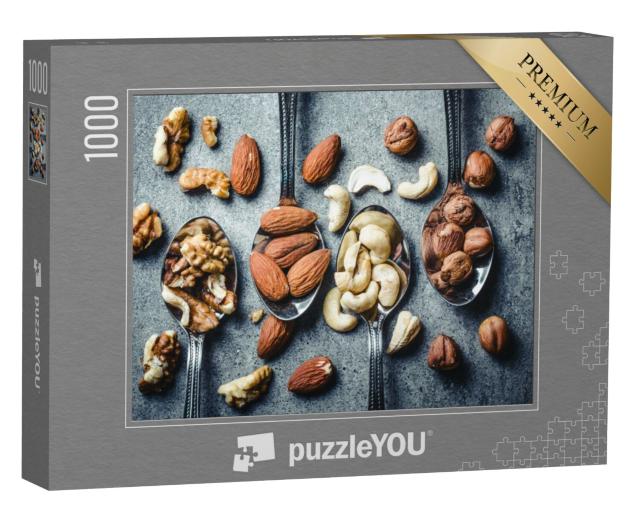 Puzzel 1000 stukjes „Walnoten, hazelnoten, amandelen en cashewnoten op zilveren metalen lepels“