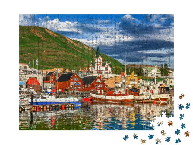 Puzzle 1000 Teile „Schöner Blick auf die historische Stadt Husavik mit Fischerbooten, Island“