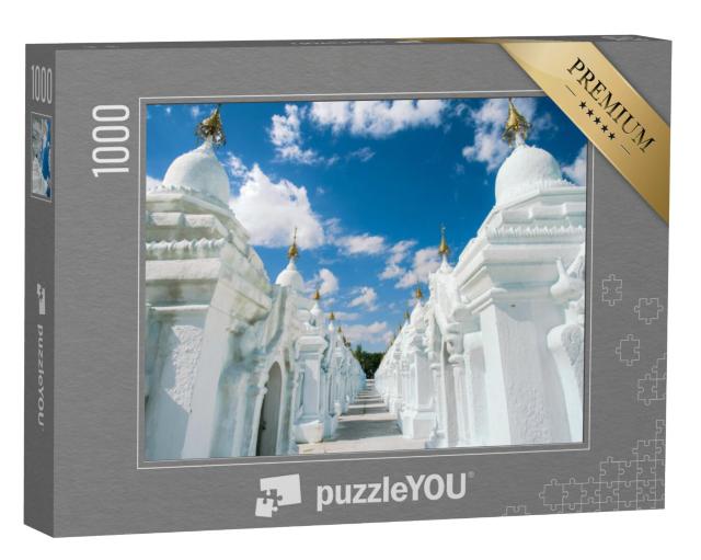 Puzzel 1000 stukjes „Prachtige witte Kuthodaw Pagode aan de voet van Mandalay Hill, Myanmar“