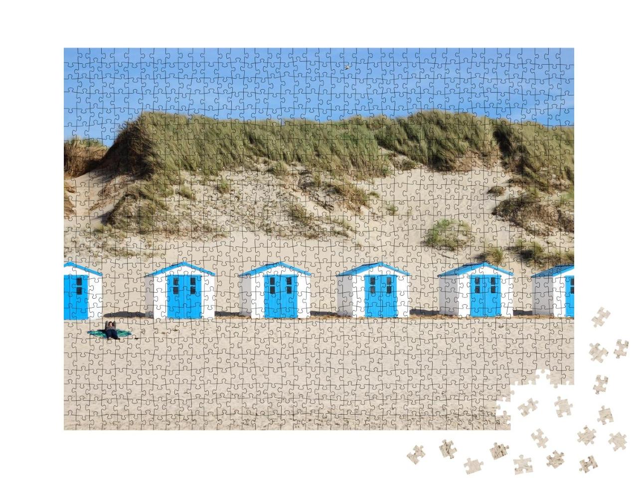 Puzzle 1000 Teile „Schmucke weiß-blaue Strandhäuser in den Dünen von Texel“