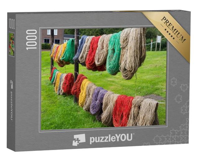 Puzzel 1000 stukjes „Kleurrijk tapijtgaren droogt in het tapijtmuseum in Genemuiden“