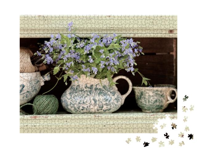 Puzzle 1000 Teile „Blaue Wildblumen im antiken Vintage-Krug, große Tasse, Shabby-Look“