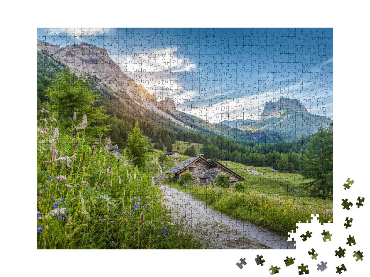 Puzzle 1000 Teile „Alpine Berglandschaft mit traditionellen Hütten und Wiesen im Frühling, Südtirol“