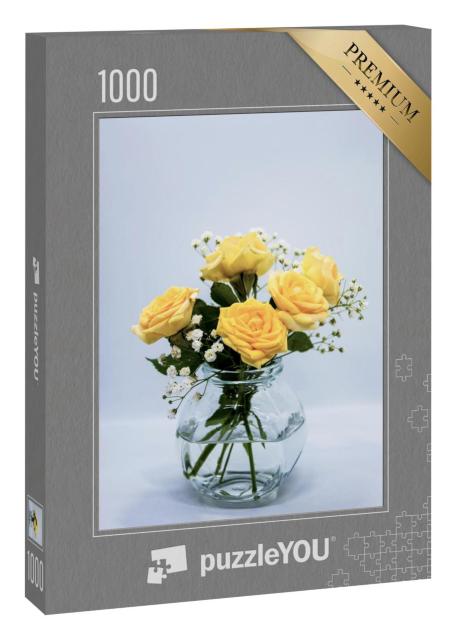 Puzzle 1000 Teile „Pfirsichrosen und weiße Schleierkrautblüten in einer Vase auf weißem Hintergrund“