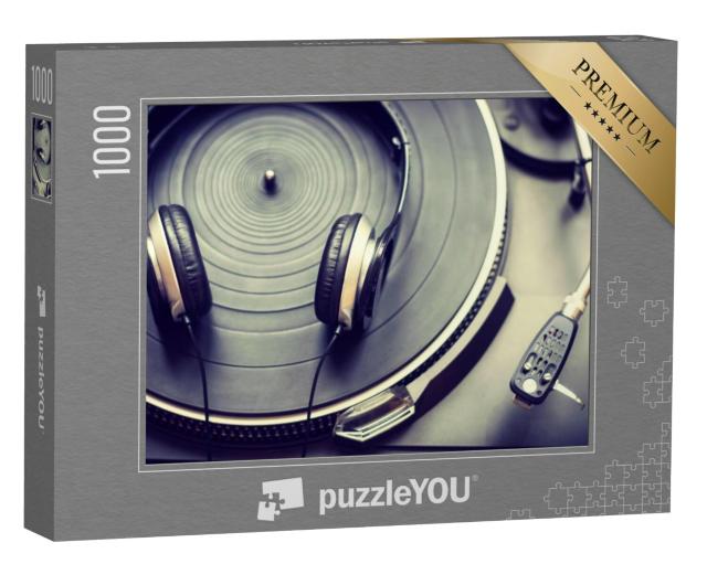 Puzzel 1000 stukjes „Close-up van een hoofdtelefoon op een platenspeler“