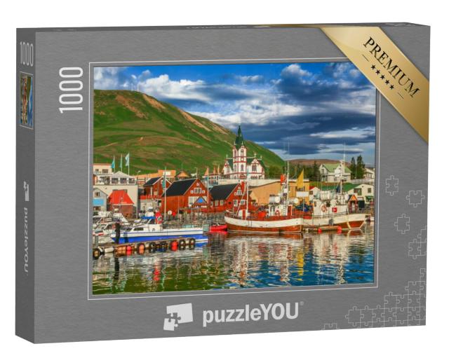 Puzzel 1000 stukjes „Prachtig uitzicht op de historische stad Husavik met vissersboten, IJsland“