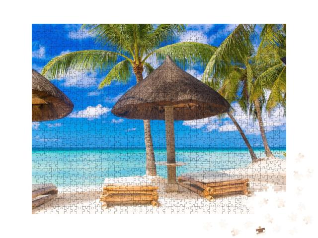 Puzzle 1000 Teile „Sonnenschirm und Strandliegen unter den Palmen am tropischen Strand“
