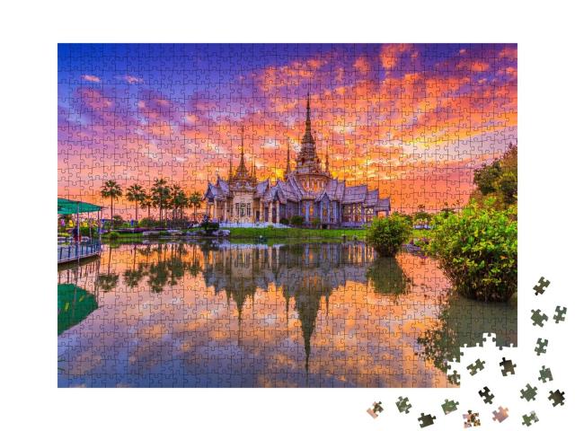 Puzzle 1000 Teile „Atemberaubender Sonnenuntergang über dem Tempel Wat Thai, Thailand“