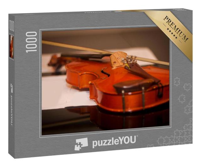 Puzzle 100 Teile „Geige und Fiedelstock auf dem Klavier“