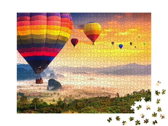 Puzzle 1000 Teile „Heißluftballons über Frühnebel, Phu Langka Nationalpark, Thailand“