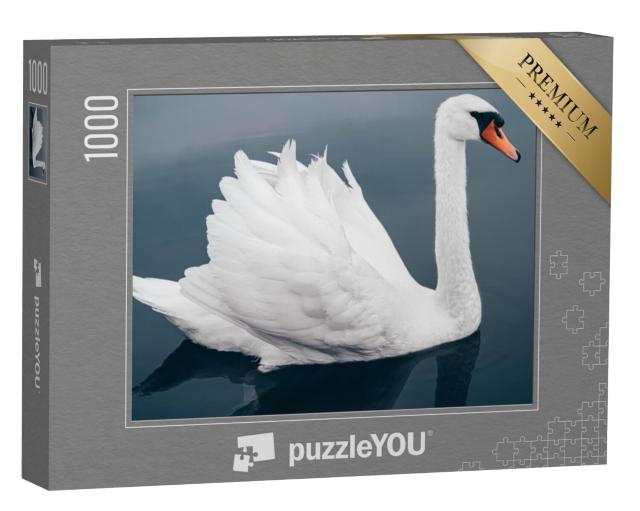 Puzzel 1000 stukjes „Close-up van een witte zwaan op het water“