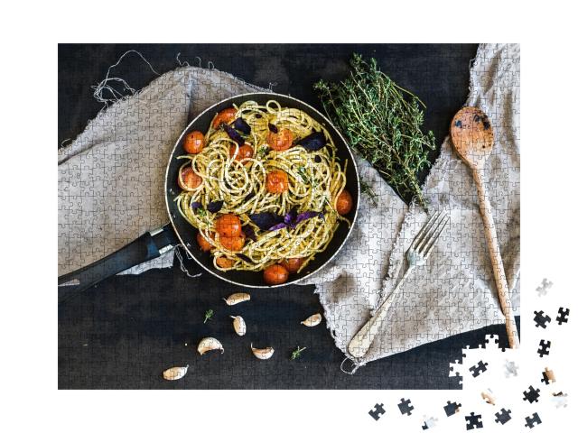Puzzle 1000 Teile „Spaghetti mit Pesto, Basilikum und Kirschtomaten, wunderschön angerichtet“