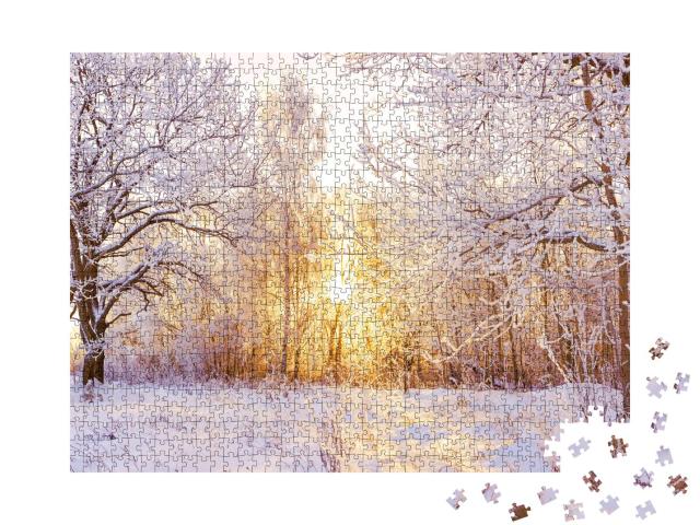 Puzzle 1000 Teile „Schöne verschneite Winterlandschaft im Wald bei untergehender Sonne“
