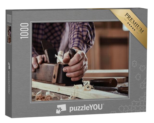 Puzzel 1000 stukjes „Timmerman schaaft een houten plank“