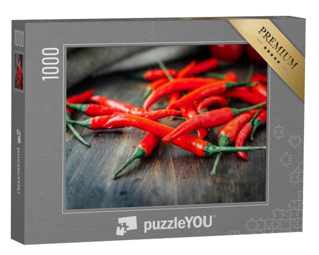 Puzzel 1000 stukjes „Rode chilipepers boven een rustieke houten tafel“