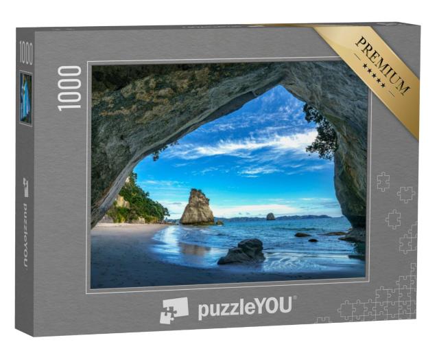 Puzzel 1000 stukjes „Uitzicht vanuit de grot bij Cathedral Cove Beach, Coromandel, Nieuw-Zeeland“