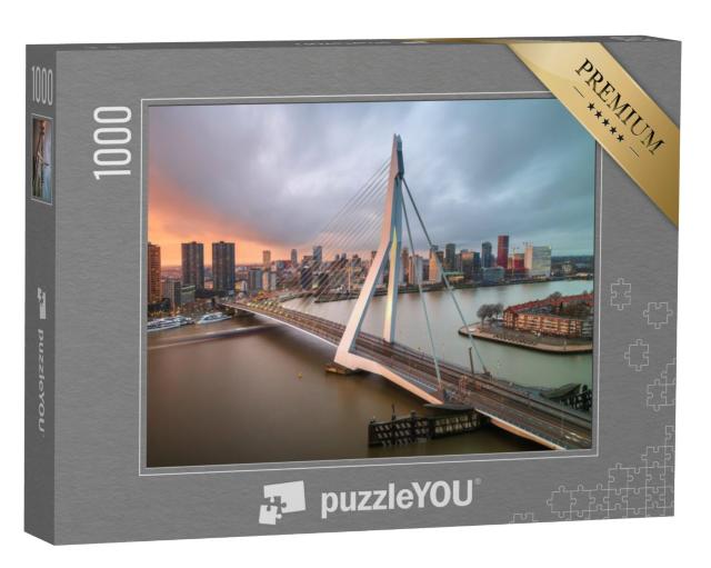 Puzzel 1000 stukjes „Skyline van de stad Rotterdam bij schemering“