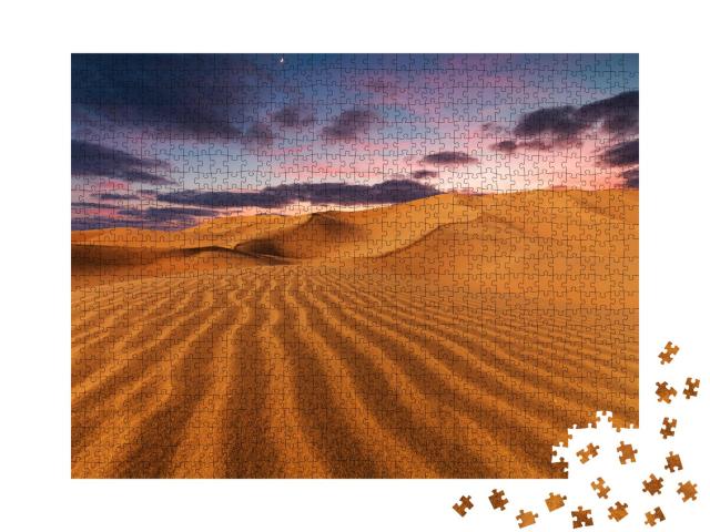 Puzzle 1000 Teile „Sonnenuntergang über den Sanddünen in der Wüste, dunkle Wolken“