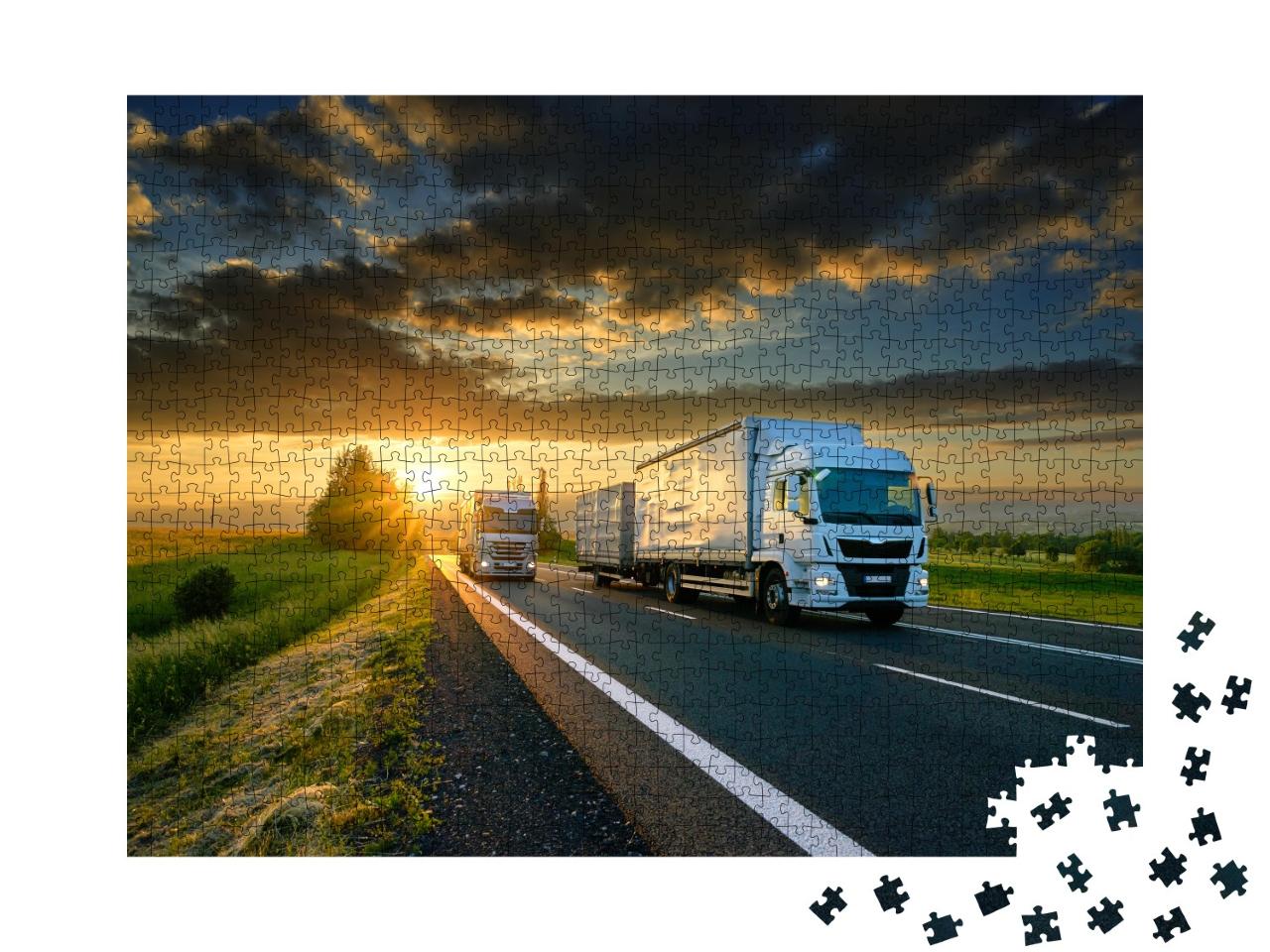 Puzzle 1000 Teile „Überholende Lastwagen auf einer Straße in einer ländlichen Gegend bei Sonnenuntergang“