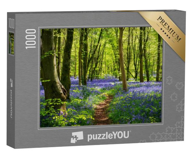 Puzzel 1000 stukjes „Zonlicht in een bos met diepblauwe, paarse bloemen“