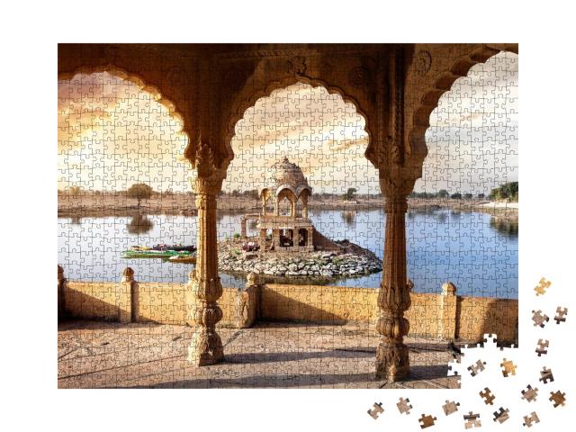 Puzzle 1000 Teile „Steinbögen und Tempel im Gadi Sagar See bei in Jaisalmer, Rajasthan, Indien“
