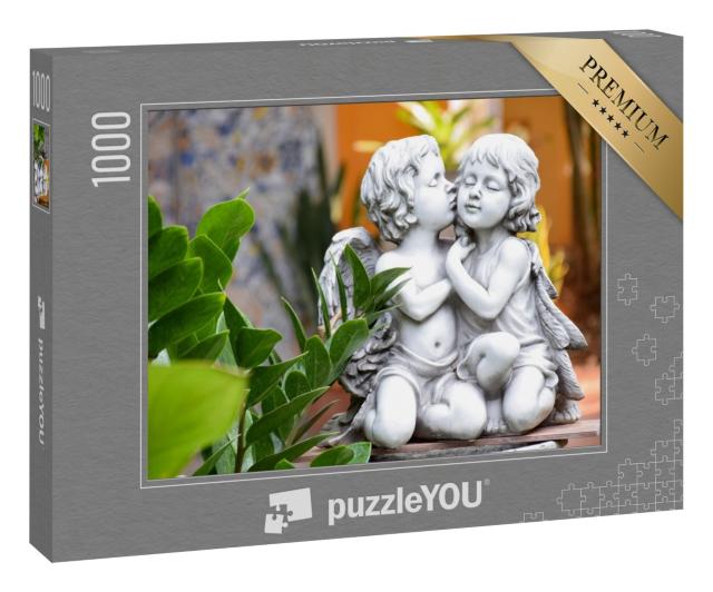 Puzzle 1000 Teile „Statue eines Mädchens mit einem küssenden Jungen, Amor im Garten“