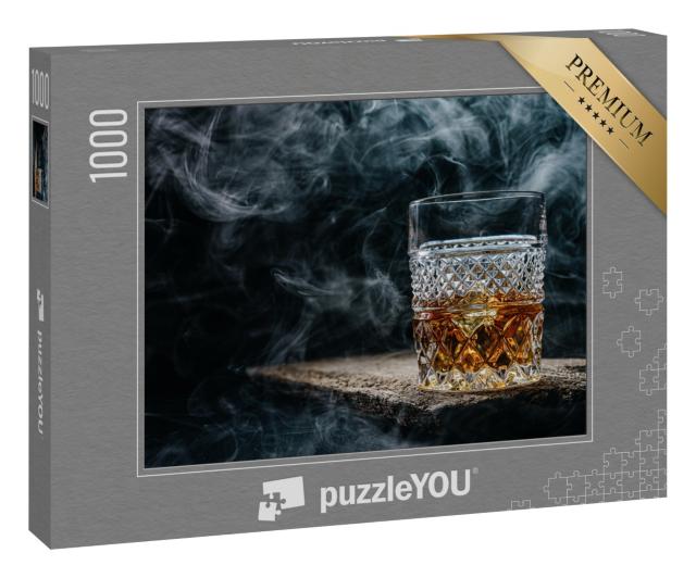 Puzzle „Ein Glas Whiskey mit Eis auf einem Holztisch “