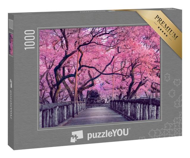Puzzle „Kirschblüte über einer alten Holzbrücke, Japan“