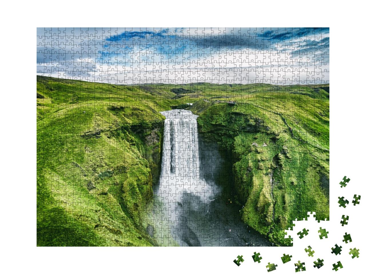 Puzzle 1000 Teile „Island: Wasserfall Skogafoss inmitten der Natur“