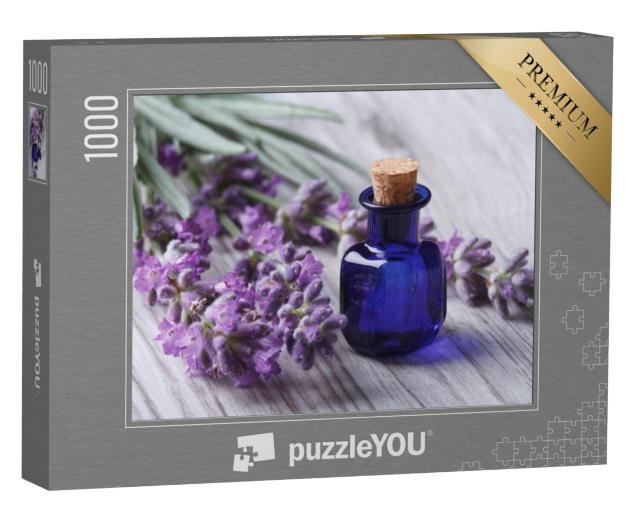 Puzzel 1000 stukjes „Essentiële lavendelolie in een blauw glazen flesje“