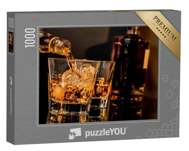 Puzzel 1000 stukjes „Whisky inschenken in een glas op tafel“