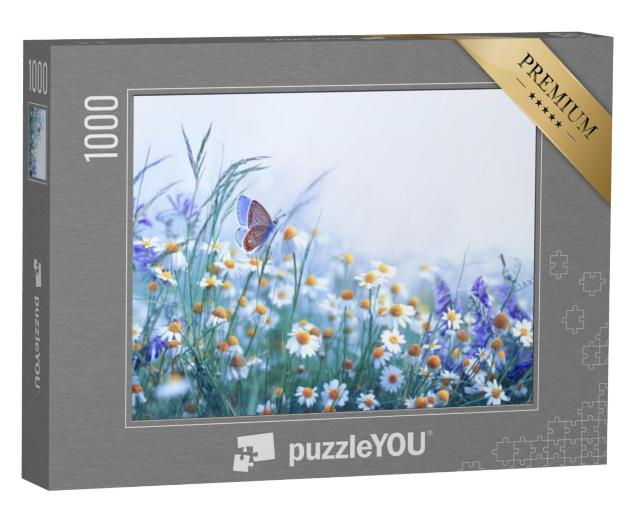 Puzzel 1000 stukjes „Wilde bloemenweide met vlinder in de mistige ochtend“